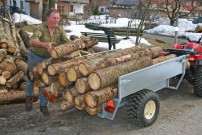 Holz: kann und darf befördert werden mit Baumgartners Spezial-Anhänger
