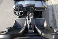 Cockpit: In der Mittel-Konsole informiert ein Display mit angeschlossener Rückfahr-Kamera über alles, was hinter dem Fahrzeug geschieht