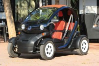 Renault Twizy: Stadt-Stromer mit Wetterschutz, der sich bedienen lässt wie ein Auto, flink ist wie ein Roller und nützlich wie ein Quad