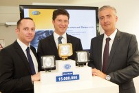 Stefan Maierhofer, Thomas Hiebaum und Manfred Gerger präsentierten das 15-millionste Exemplar dem Anlass entsprechend in Gold