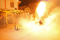 Quadtreffen 2013 in Pullman City in Eging am See: Performance-Show vom Feuerspucker lichttechnisch in Szene gesetzt