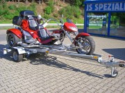 JSS Automotive: bietet seine Transportanhänger für Trikes nun auch optimiert für Moto-Trikes und die Can-Am Spyder