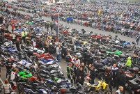 Anlassen am Nürburgring 2014 am 13. April: 10.000 Motorräder 200 ATVs und Quads
