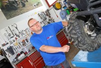 Franz Haselmaier als Inhaber von Hasi Moto in Eberschwang ist kein Unbekannter in der Renn-Szene: Neben ATV und Quads ist er auf Zubehör und Teile für den Rallye-Rennsport spezialisiert