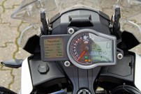 E.-ATV 1190 Adventure: Kombi-Instrument von VDO mit LCD Display zur Anzeige von Öltemperatur, Durchschnittsverbrauch, Tankanzeige mit Reichweite und Schaltblitz
